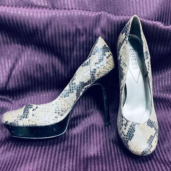 ➡️ !BOGO! ⬅️ GUESS Snake Skin Platform Pumps/ Used - Picture 10 of 15